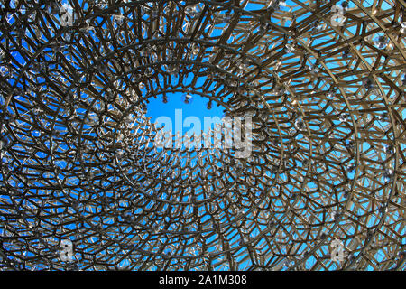 À la recherche vers le ciel depuis l'intérieur de la Ruche, Kew Gardens, Londres, Angleterre Banque D'Images