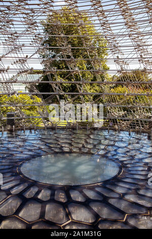 L'intérieur de la Ruche, Kew Gardens, Londres, Angleterre, le nid d'un sol en verre transparent peut être vu Banque D'Images