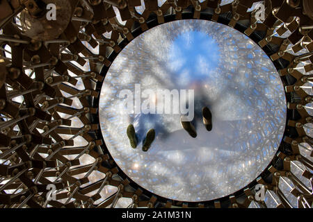 À la recherche jusqu'à deux personnes debout sur le sol en verre à l'intérieur de la Ruche, Kew Gardens, Londres, Angleterre Banque D'Images