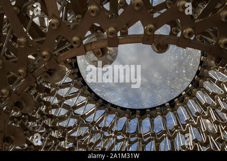 Jusqu'à l'étage en verre à l'intérieur de la Ruche, Kew Gardens, Londres, Angleterre Banque D'Images