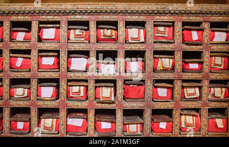 Etagères avec de vieux livres de prière dans palace de Leh au Ladakh, Inde Banque D'Images