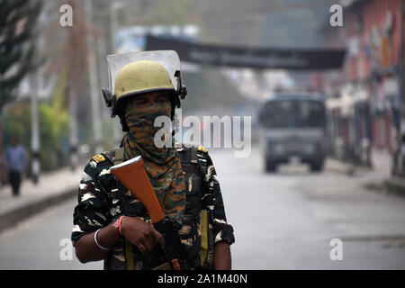 Srinagar, Jammu-et-Cachemire, en Inde. 27 Sep, 2019. Paramilitaires indiens soldats de garde. Gouvernement resserré des restrictions dans la plupart des régions du Cachemire à l'avance l'adresse prévue par les dirigeants du monde entier y compris les Premiers Ministres indien et pakistanais Modi et I. Khan à l'Assemblée générale des Nations Unies. Lockdown continue à travers la vallée du Cachemire sur 54e jour depuis l'Inde a révoqué l'article 370 de sa constitution qui a accordé l'autonomie du Cachemire. Credit : Faisal Khan/ZUMA/ZUMAPRESS.com/Alamy fil Live News Banque D'Images