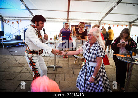 Porthcawl, Pays de Galles, Royaume-Uni. Vendredi 27 avril, 2019 septembre. Le Festival Elvis annuel à Porthcawl en Galles du Sud. Dans le cadre de cette compétition, des milliers de personnes descendent sur la ville balnéaire de prendre part au plus grand Festival Elvis de son genre en Europe, pour célébrer la vie et de la musique du roi. Il y a plus de 100 spectacles et événements à travers 20 endroits autour de la ville, notamment des spectacles et des concours de costumes. Crédit photo : Robert Melen/Alamy Live News Banque D'Images