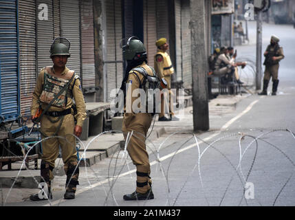 Srinagar, Jammu-et-Cachemire, en Inde. 27 Sep, 2019. Paramilitaires indiens soldats de garde. Gouvernement resserré des restrictions dans la plupart des régions du Cachemire à l'avance l'adresse prévue par les dirigeants du monde entier y compris les Premiers Ministres indien et pakistanais Modi et I. Khan à l'Assemblée générale des Nations Unies. Lockdown continue à travers la vallée du Cachemire sur 54e jour depuis l'Inde a révoqué l'article 370 de sa constitution qui a accordé l'autonomie du Cachemire. Credit : Faisal Khan/ZUMA/ZUMAPRESS.com/Alamy fil Live News Banque D'Images