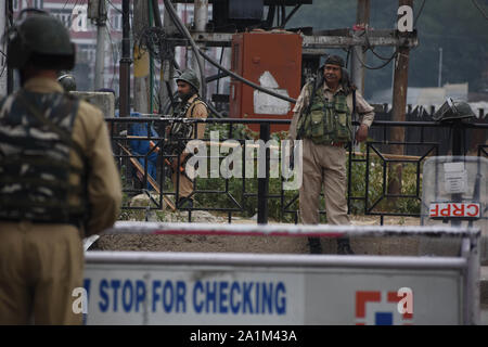 Srinagar, Jammu-et-Cachemire, en Inde. 27 Sep, 2019. Paramilitaires indiens soldats de garde. Gouvernement resserré des restrictions dans la plupart des régions du Cachemire à l'avance l'adresse prévue par les dirigeants du monde entier y compris les Premiers Ministres indien et pakistanais Modi et I. Khan à l'Assemblée générale des Nations Unies. Lockdown continue à travers la vallée du Cachemire sur 54e jour depuis l'Inde a révoqué l'article 370 de sa constitution qui a accordé l'autonomie du Cachemire. Credit : Faisal Khan/ZUMA/ZUMAPRESS.com/Alamy fil Live News Banque D'Images