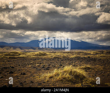 Ciel dramatique au-dessus de Volcan Hekla en Islande Banque D'Images