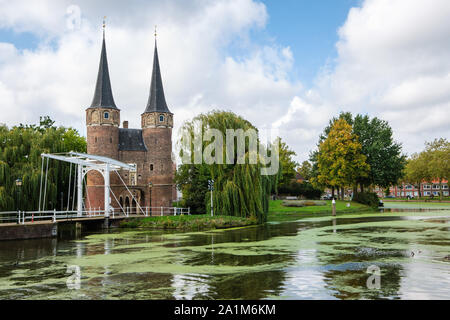 Porte de l'est historique et pont-levis sur le canal à Delft, Pays-Bas. Cette porte construire autour de 1400 est la seule porte de la ville de Delft. Banque D'Images