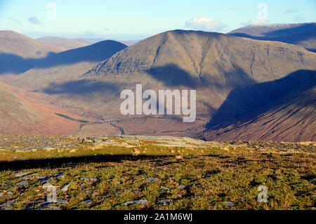 Le Corbett Beinn Chaisteil et Gleann Auch viaduc ferroviaire sur la célèbre West Highland Railway Line de la Corbett Beinn Bhreac-liath, Ecosse Banque D'Images