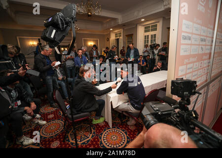 Harrogate, Royaume-Uni. 27 Sep, 2019. HARROGATE, 27-09-2019, randonnée à vélo, wk wielrennen, worldchampionships, Mathieu van der Poel interviewée par la presse : Crédit Photos Pro/Alamy Live News Banque D'Images