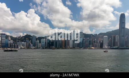 Skyline avec Victoria Bay et l'île de Hongkong en arrière-plan pris de Kowloon. Hong Kong, Chine, Asie Banque D'Images