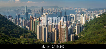 Large panorama sur le port de Victoria, la baie et l'horizon. Prises de Victoria Peak Park sur l'île de Hongkong. Hong Kong, Chine Banque D'Images