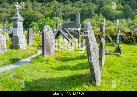 Cimetière de Glendalough avec St Kevin's Cuisine dans l'arrière-plan en Irlande Banque D'Images