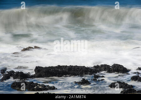 Les roches du littoral et des vagues déferlantes, Cape Perpetua, Oregon, USA Banque D'Images