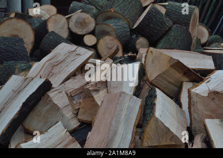 Pile de bois de chauffage coupé préparé pour l'hiver, chauffage Banque D'Images