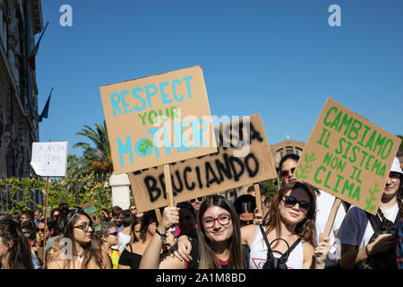 Étudiants avec des pancartes pendant la manifestation.vendredi pour l'avenir : une manifestation internationale de la terre qu'avec une grande participation des étudiants a commencé à partir de la Piazza della Repubblica de Piazza Madonna di Loreto (Piazza Venezia) à Rome. Banque D'Images