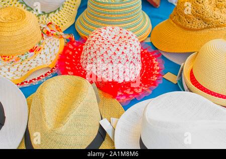 Chapeaux de paille traditionnel dans un marché de rue sur un matin ensoleillé Banque D'Images