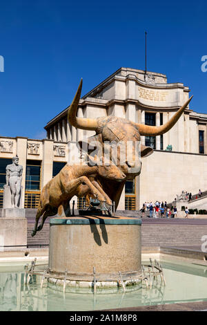 Bull et la stature de veau par Paul Jouve, à l'extérieur de l'Chailot Palace, Place du Trocadéro, Paris, France. Banque D'Images