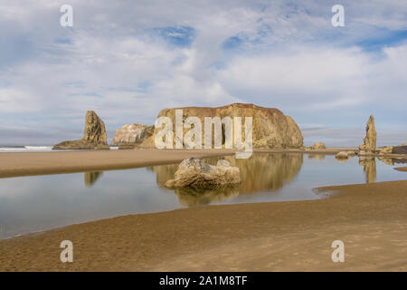 Réflexions dans une piscine de marée sur Bandon plage à marée basse, Bandon, Oregon, USA Banque D'Images