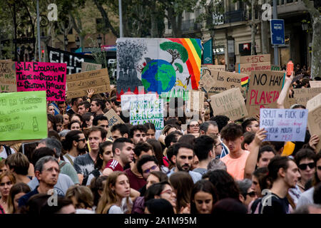 Les gens tiennent des banderoles et de crier des slogans comme ils mars à Barcelone pendant la grève pour le changement climatique dans le cadre de la grève du climat mondial. Banque D'Images