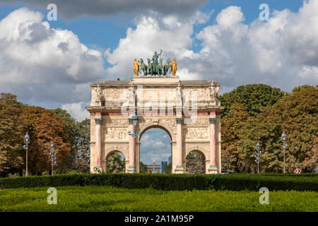 L'Arc de triomphe du Carrousel un arc de triomphe à la place du Carrousel avec l'Obélisque de Louxor dans le backgroud, Paris, France. Banque D'Images