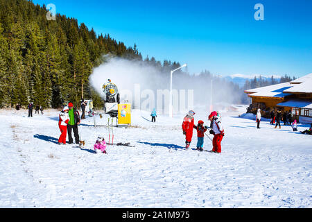 Bansko, Bulgarie - 12 décembre 2015 : station de ski de Bansko, pente de ski avec les gens la marche et le ski Banque D'Images