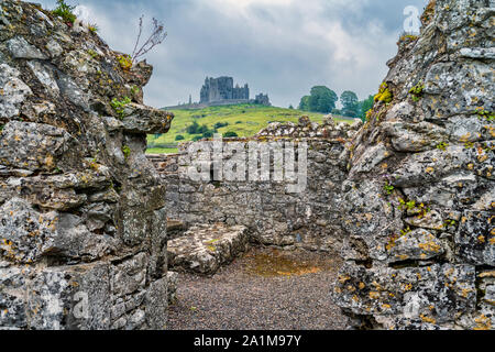 Le Rock of Cashel, l'Irlande comme vu à partir de la 13e siècle Hore Abbey un jour nuageux. Banque D'Images