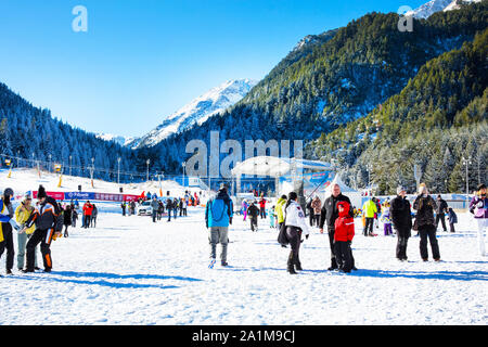 Bansko, Bulgarie - 12 décembre 2015 : station de ski de Bansko, pente de ski avec les gens la marche et le ski Banque D'Images