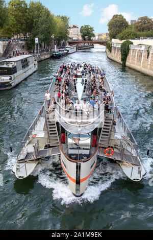 Bateaux Parisiens ? Un trimaran, trois navires à coque coque, les passagers cruiser bateau sur la Seine, Paris, France. Banque D'Images