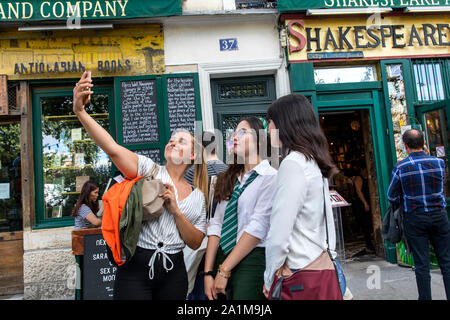 Avec des amis à l'extérieur de l'selfies Shakespeare and Company book shop, Paris, France. Banque D'Images