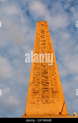 Luxor Obelisk situé en dehors de l'origine du temple de Louxor, au coucher du soleil à la place de la Concorde , Paris, France. Banque D'Images