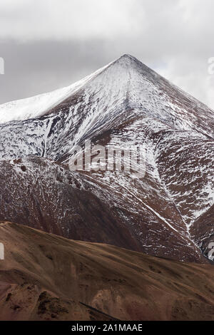 Les montagnes à l'ouest du Tibet à distance près de Guge kingdom Banque D'Images