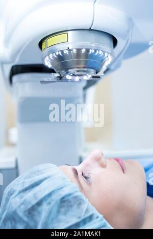 Patient subissant la chirurgie oculaire au laser. Banque D'Images