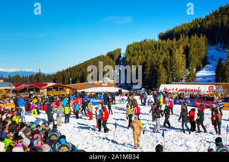 Bansko, Bulgarie - 12 décembre 2015 : Bunderishka polyana, les personnes participant au jeu des chasseurs de trésor ouvert durant la saison de ski Banque D'Images