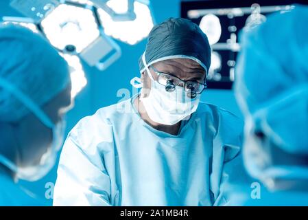 L'équipe chirurgicale d'effectuer une chirurgie du cerveau. Banque D'Images