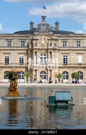 Palais du Luxembourg dans le Jardin du Luxembourg, aussi connu en anglais comme les Jardins du Luxembourg, Paris, France. Banque D'Images