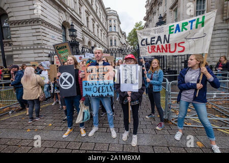 Londres, Royaume-Uni. 27 septembre. Les étudiants de l'extérieur de l'école Downing St à la fin d'une semaine d'actions du climat mondial et le début d'une grève générale dans le monde entier pour la justice climatique et contre l'extinction, exigeant des gouvernements et sociétés d'agir maintenant Peter Marshall/Alamy Live News Banque D'Images