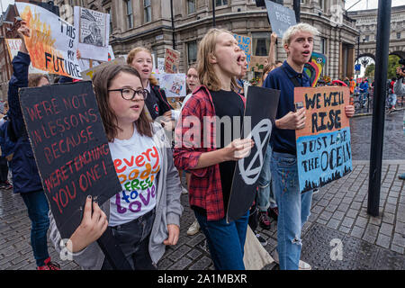 Londres, Royaume-Uni. 27 septembre. Les élèves de l'école Trafalgar Square en mars à la fin d'une semaine d'actions du climat mondial et le début d'une grève générale dans le monde entier pour la justice climatique et contre l'extinction, exigeant des gouvernements et sociétés d'agir maintenant Peter Marshall/Alamy Live News Banque D'Images