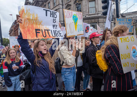 Londres, Royaume-Uni. 27 septembre. Les élèves de l'école Trafalgar Square en mars à la fin d'une semaine d'actions du climat mondial et le début d'une grève générale dans le monde entier pour la justice climatique et contre l'extinction, exigeant des gouvernements et sociétés d'agir maintenant Peter Marshall/Alamy Live News Banque D'Images