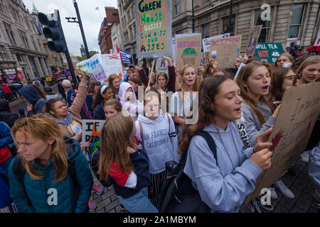 Londres, Royaume-Uni. 27 septembre. Les élèves de l'école Trafalgar Square en mars à la fin d'une semaine d'actions du climat mondial et le début d'une grève générale dans le monde entier pour la justice climatique et contre l'extinction, exigeant des gouvernements et sociétés d'agir maintenant Peter Marshall/Alamy Live News Banque D'Images