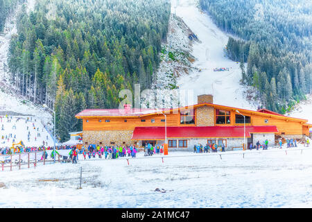 Station de ski de Bansko, Bulgarie panorama avec ascenseur de ski, les skieurs sur les pistes de ski, vue sur la montagne Banque D'Images