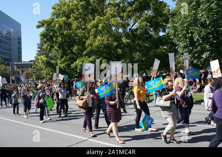 Toronto, Canada - le 27 septembre 2019 : la grève du climat a attiré les foules de jeunes gens devant le Parlement de l'Ontario Banque D'Images