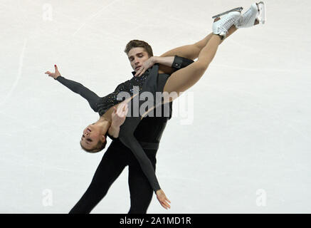 27 septembre 2019, la Bavière, Oberstdorf : patinage artistique, Challenger Series - Nebelhorn Trophy, des couples, Freestyle : Alisa Efimova et Alexander Korovine (Russie) exécuter leur freestyle par paires. Photo : Stefan Udry/dpa Banque D'Images