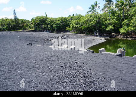 Pohoiki Beach, la plus récente plage de sable noir d'Hawaï, a été formée par les éruptions 2018 du volcan Kilauea. Banque D'Images