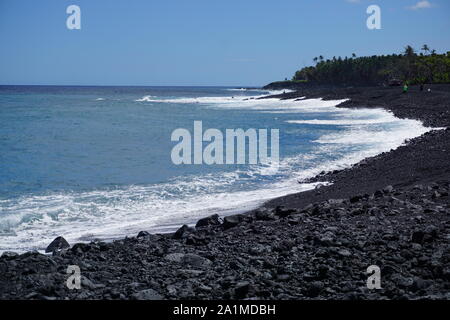 Pohoiki Beach, la plus récente plage de sable noir d'Hawaï, a été formée par les éruptions 2018 du volcan Kilauea. Banque D'Images