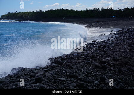 Pohoiki Beach, la plus récente plage de sable noir d'Hawaï, a été formée par les éruptions 2018 du volcan Kilauea. Banque D'Images