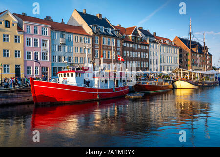 Maisons colorées le long d'un canal dans le quartier de Nyhavn de Copenhague, Danemark. Banque D'Images