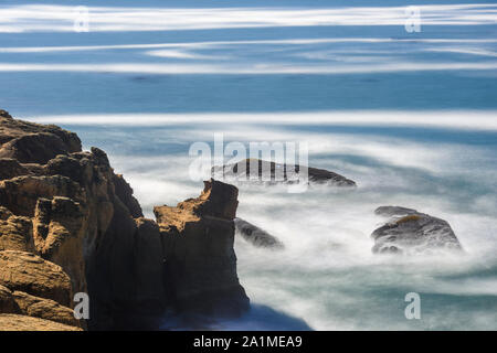 Côte sauvage avec des vagues déferlantes, Devil's Punchpbowl Point, Oregon, USA Banque D'Images