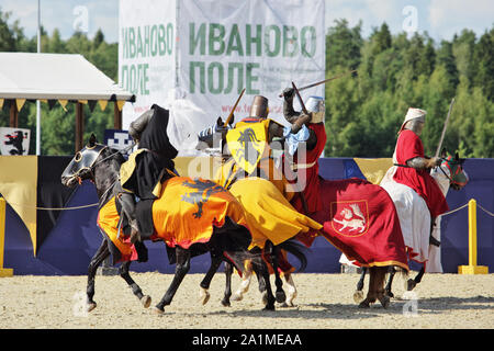 Chevaliers montés portant une armure de plaque complète au combat à l'épée médiévale annuel 'tournoi' 2019 pôle d'Ivanovo Banque D'Images