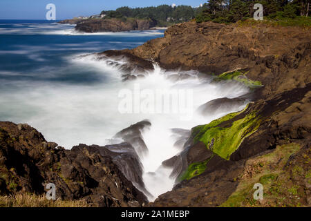 Côte sauvage avec des vagues déferlantes, Rocky Creek State Scenic Viewpoint, Oregon, USA Banque D'Images