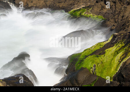 Côte sauvage avec des vagues déferlantes, Rocky Creek State Scenic Viewpoint, Oregon, USA Banque D'Images